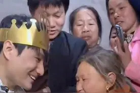 3月23日，#走失23年游子越发刚今日回江西认亲  ，认亲仪式上越发刚激动地说“我回来啦我回家啦，我还是6岁那个小男孩”！越发刚将“家”那块给了生父生母，将写有“回”那块蛋糕留给了自己，越发刚喂的一定是生母此生吃过最甜的蛋糕。（记者王易楚 赵博宇）视频封面