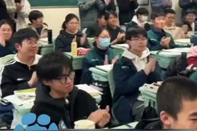 1月23日（采访日期），安徽合肥，两届毕业生回母校看望老师送惊喜，三届学生一同相聚在教室：看着这一幕，非常幸福和骄傲视频封面