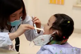 2021版《中国儿童咳嗽诊断与治疗临床实践指南》：复方感冒药仅可在6岁以上患儿应用，今年4月，国家药监局发布氨酚黄那敏等14种感冒药儿童慎用！视频封面