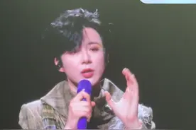 刘宇宁深圳演唱会散场遇上台风天？别急，刘宇宁早就安排好啦！出入口准备好的免费雨具，全是他担心粉丝淋雨的小心思。#刘宇宁 #刘宇宁深圳演唱会 @抖音短视频