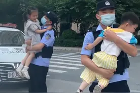 6月1日，十堰。最后被民警一把抱起的小朋友开心得直蹬脚~这一幕，太有爱啦！@十堰警事 #萌娃 #六一快乐小宝贝 视频封面