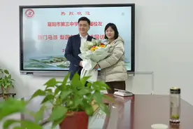 2月16日上午，我校2008届校友――刘冰返回母校，为恩师献上鲜花视频封面