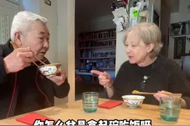 中英夫妻关于吃饭的文化冲突！ 中英夫妻关于吃饭的文化冲突！谢谢儿子导演 @郭头头 #夫妻 #文化差异 #文化冲突 #中西婚姻 #矛盾视频封面