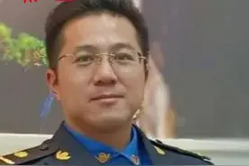 据廉洁东莞7月28日消息，东莞市城市管理和综合执法局石碣分局局长叶毅瑜涉嫌严重违纪违法，目前正接受东莞市纪委监委纪律审查和监察调查。叶毅瑜，男，汉族，1982年7月出生，东莞石碣人，硕士研究生学历，2007年11月参加工作，2002年9月加入中国共产党。历任东莞市石碣镇团委书记、市城市管理和综合执法局石碣分局局长、石碣镇公用事业服务中心主任；东莞市城市管理和综合执法局石碣分局局长、石碣镇公用事业服务中心主任。#反腐 #广东 #东莞视频封面