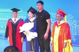 山东师范大学研究生毕业典礼秒变求婚现场，校长秒变证婚人#毕业季 #求婚 #爱情 #浪漫惊喜 #毕业典礼 #羡慕 #本地热门 #山东dou知道视频封面