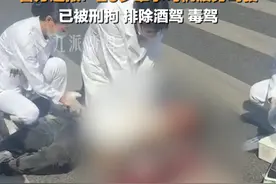 10月28日，重庆，#警方通报摩托司机等红绿灯时被撞身亡  ：29岁肇事司机疲劳驾驶，已被刑拘。视频封面