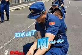 消防员和萌娃拔河故意“放水”~网友：不敢赢，赢了不好哄！（来源：@遵义消防 ）#消防员 #萌娃 #拔河比赛视频封面