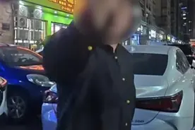女子谎称“正军级身份”拍摄者回应，自己正常停车，对方下车后阻拦，当地回应：涉事女子无部队服役经历，从事保洁服务工作，已被批评教育#谎称正军级抢车位女子无部队服役经历  （来源：@我是一颗韭菜  ）视频封面