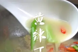 鲜美的鱼汤就只要很简单的调味~#跟着抖音学做菜 #给爱的人做饭 #黄辣丁汤 #鱼汤 #鱼汤做法 视频封面