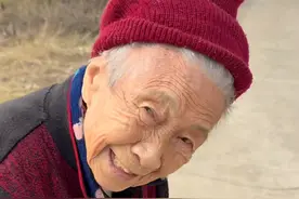 96岁奶奶一早独自离家急坏家人，原来是给40多岁的孙子买糖去了，孙子：奶奶忘记了很多事，关于我的她一清二楚#96岁奶奶给孙子买糖视频封面