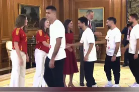 迎冠军回家！ 西班牙国王一家四口在Zarzuela宫接待刚刚获得欧洲杯冠军的西班牙男足！ #西班牙王室 #莱昂诺尔公主 #索菲亚公主 #欧洲杯 #西班牙视频封面