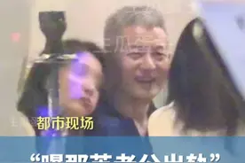 #“曝那英老公出轨”上热搜 ，孟桐与美女亲密依偎 一起回家，那英此前在节目中公开表白老公，两人于2006年结婚，育有一女#那英