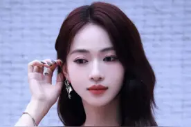 路人镜头下明星助理差距，吴谨言助理摸鱼，杨紫助理给力，鞠婧祎助理比保镖还安心#吴谨言 #鞠婧祎 #杨紫 #迪丽热巴 #白鹿视频封面