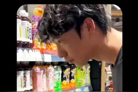 男生选饮料至暗时刻，深思熟虑左右为难，最后选的依旧不满意#男生 #内容过于真实视频封面