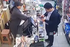 #男子将装有17万元现金的包落在便利店 ，2天后接到警方电话失主还以为是诈骗…… 便利店老板夫妇上演暖心之举：任何人掉了东西我们只会放好不会打开，出门带这么多现金掉了肯定很心慌。#媒体精选计划 #重庆热心人 #重庆这座城嘿多好心人视频封面