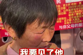 3月31日，山东泰安。“山东4人入室抢婴案”18年后迎来新进展，将于4月2日上午9点半在山东省泰安市中级人民法院公开审理。“被抢18年的孩子”姜甲儒将出庭指证。据悉，本案中的一名嫌疑人袁某，系姜甲儒爷爷奶奶同村村民，两家人住宅相距几百米。案发后，姜甲儒的爷爷和奶奶则陷入了深深的自责和痛苦之中，爷爷因长期吃不下饭而患上重病，几年后去世。奶奶整日以泪洗面哭坏了双眼。而姜甲儒的爸妈也陷入了长达十七年的寻子之路。如今，案件即将迎来审理，姜甲儒一家希望人贩子受到正义的审判。#山东4人入室抢婴案视频封面