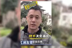 重生之蒋介石曾孙移居大陆，开局“一个中国” 2024年的盛夏，一位梳着精致油头的年轻人来到奉化蒋介石故居门前，看着售票处120元门票的价格，不禁哑然失笑。此情此景，恰似当年溥仪回故宫排队买票时的低声调侃。他找到工作人员，说明了自己的身份，立刻享受到了免票待遇。因为，这是他的“家”，他叫蒋友青，是蒋介石家族第四代——蒋介石的曾孙，蒋经国的孙子。
蒋友青，1989年出生于加拿大。他的父亲蒋孝勇，是蒋经国的第三子。蒋孝勇也是唯一一位回到大陆探亲的蒋家第三代。
1996年，蒋孝勇以回大陆治疗食道癌的名义，终于获得批准离台返回故乡。他带着妻子儿女一同前往奉化祖宅，祭拜先人茔墓。这也算是替祖父蒋介石和父亲蒋经国完成了他们的遗愿。自蒋氏父子迁台以来，最常引为憾事者，唯不能回乡扫墓，愧对先祖。
同行的蒋友青年方7岁，在他幼小的心中，已经种下了“落叶归根”的种子。#华人 #蒋介石 #历史 #台湾 #中国