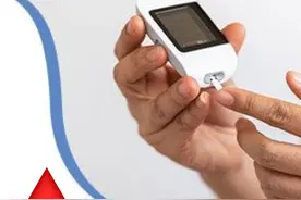 怀疑自己患糖尿病？必知的检查项目清单 基本检查；
1. 尿糖测定
2. 血糖测定
3. 口服葡萄糖耐量试验（OGTT）
进阶检查：
1. 糖化血红蛋白（HbA1c）：
2. 胰岛素释放试验和C肽释放试验：
并发症筛查
1. 尿常规：
2. 肝肾功能检查：
3. 眼底检查：
4. 神经肌电图检测：
如果你怀疑自己患有糖尿病，这些检查将帮助你获得准确的诊断，并为你的治疗提供指导。视频封面
