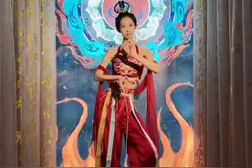 博物馆工作人员展示敦煌手姿。网友：眼睛会了 但手废了#敦煌舞 #非遗视频封面