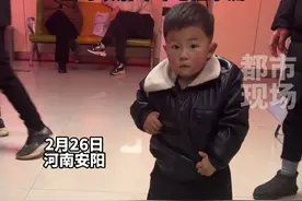 妈妈刚从产房出来，2岁的儿子满脸紧张帮忙拉轮椅：“当时眼泪哗哗地往下流”#暖心瞬间 #泪目 #感动瞬间 （来源：@喜东东 ）视频封面