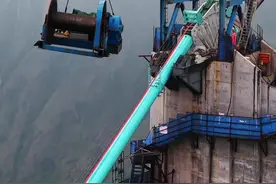 世界第一高桥花江峡谷大桥的最高塔顶上龙门架的拆除现场。又一个大件推出历史舞台。新的观星水吧同步建设中#中国桥梁 #花江峡谷大桥 #世界第一高桥 #桥梁工程 #中国超级工程里的世界之最 