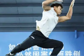 今天#吉尼斯世界纪录 迎来了第20个全球年度庆祝活动“#吉尼斯世界纪录日 ”。在中国，跑酷达人@张艺杰 受邀挑战“最远距离猫挂反猫挂（墙到墙）”，并以3.30米的成绩获得自己第二个世界纪录；两年前，他曾以40.6厘米的成绩创造过“悠杆双脚落地高度最高”的吉尼斯世界纪录称号#跑酷 #反猫挂 #张艺杰再破吉尼斯纪录视频封面
