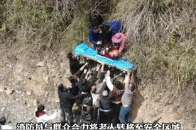 八旬老人被困山崖，消防员：不要怕，我跟你一起下去。 #你可以永远相信中国消防 #消防救援现场 @贵州消防 @中国消防