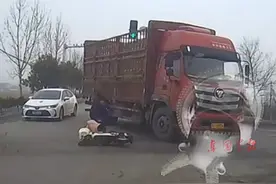 男孩骑电动车险撞大货车，后车车主追上前教育提醒 #危险 #小孩 #电动车 （来源：@泰酷辣. ）视频封面