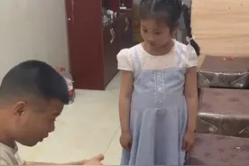 6岁女孩帮聋哑父亲当翻译萌翻网友：这是上天送来的小天使视频封面