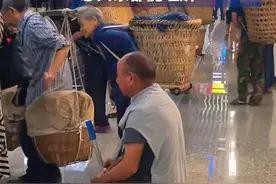 老人乘“背篓专线”到市区卖菜，重庆地铁回应：弄脏车厢会有专人清洁，想大家都能理解视频封面