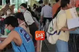 红星新闻记者直击震后曼德勒：不少房屋垮塌，居民搭起帐篷 众多志愿者从周边城市赶来救灾视频封面