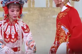 #浙江卫视越剧春晚  今年过年你们都回谁家了？这小难题也是被我们小夫妻公主李云霄和驸马张亚洲遇到了！今晚19:30，来浙江卫视、Z视介 一起期待《打金枝··闯宫》！视频封面