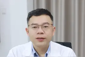 情绪不好，这个病就会容易被诱发，一定要及时正确治疗，避免越来越严重#神经性皮炎 #痒 #止痒 #抖出健康知识宝藏视频封面