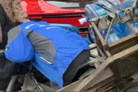 送水大叔不慎追尾法拉利。车主小姐姐:人没事就好，让他走了#追尾事故 #暖心正能量 （来源@赵财喵Uni ）视频封面