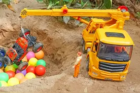 儿童益智玩具：越野车开启竞速比赛，吊车救援事故越野车！ #玩具视频封面