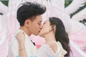 是不是黄子韬在这求婚才能这么好笑，现场啄木鸟式亲吻徐艺洋视频封面