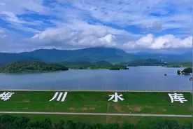 #热点小助手 山青水秀的（梅川镇)、风景秀丽、云雾缭绕