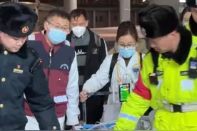 2月23日，山东济南，三个月大重症婴儿跨越千里转院，从成都乘坐高铁来济就医。济南西站工作人员、交警、医护人员联动守护。#济南交警 #暖心 #开道护送视频封面