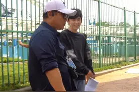#少年派2 导演片场两副面孔？一面是注重细节，努力呈现精彩作品～一面是气氛担当，时刻调动片场欢乐的氛围，这样的导演谁能不爱？ 