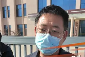 3月25日，山东威海，5岁男童疑被生母及男友殴打致死案开庭，法庭宣布择日宣判。孩子大爷爷称：陈某态度并不诚恳，推脱责任，庭审中声情并茂念稿子 。#威海男童 #5岁男童被殴打致死 #威海 @抖音短视频 @DOU+小助手视频封面