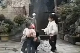 #3岁女孩落水56岁村民闻讯赶来跳河救人    13年前，村民父亲也曾在同一地点跳水救人！ （供稿：东阳融媒体）视频封面