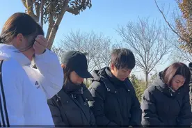 1月28日，山东泰安。救人英雄栾留伟的家人到陵园祭拜，妈妈亲自做了儿子生前爱吃的饭菜：留伟，我们接你回家过年！#栾留伟 #回家过年 #感动视频封面