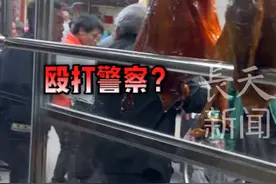 老人大闹烧鸡档口 称付款100元 店主表示只收到50元 立马报警 老人随后撒泼打砸 竟对警察大打出手 ，店主表示目前警方正在处理中，在等警方通知。#广东dou知道 #坏人变老了还是老人变坏了 #民生关注视频封面