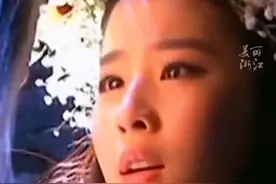 #58岁李若彤和37岁刘亦菲现身杭州西湖  网友：两代“小龙女”相遇了！视频封面