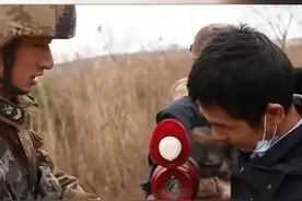 致敬！野营拉练官兵们路遇一位老乡送热水，他是一名参加过边境作战的一等功臣。视频封面