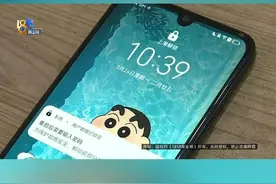 电影《抓娃娃》里，有段剧情是孩子瞒着父母买平板电脑，玩游戏，惹得笑料百出。陈女士反映，她家孩子12岁，上初中，最近发现孩子举止反常，经常把自己独自关在房间里，后来他们在孩子房间里发现了——一部手机。#1818黄金眼 #手机 #压岁钱视频封面