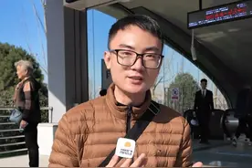 机场南站到航站楼要走很久才能到？济南地铁3号线二期开通首日，记者用计时器实测，一分钟左右就能到达。视频封面