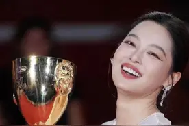 辛芷蕾拿下威尼斯国际电影节最佳女演员奖，是最近非常热门的新闻，很多朋友也想让我聊聊，那今天老潘就和大家来探讨一下辛芷蕾为什么能一举拿下这个最佳女演员#潘采夫 #辛芷蕾 #辛芷蕾获奖 #威尼斯国际电影节 #最佳女演员