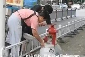 8月28日发布，江苏，小吃摊主在路边用桶接消防栓的水，他们的行为违法吗？（来源：@春爱心秋_ ）视频封面
