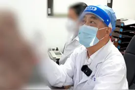#渐冻症导致舌头肌肉萎缩，伸舌难以过齿，口水止不住，日常吞咽困难！平时要注意什么？ #疑难病刘友章教授 #运动神经元病 #肌肉萎缩 #罕见病视频封面
